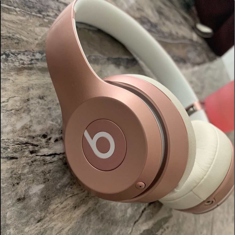 Beats solo 3 rose gold